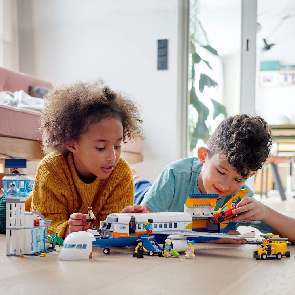 Passenger Airplane Building Toy (669 Pieces) C665852