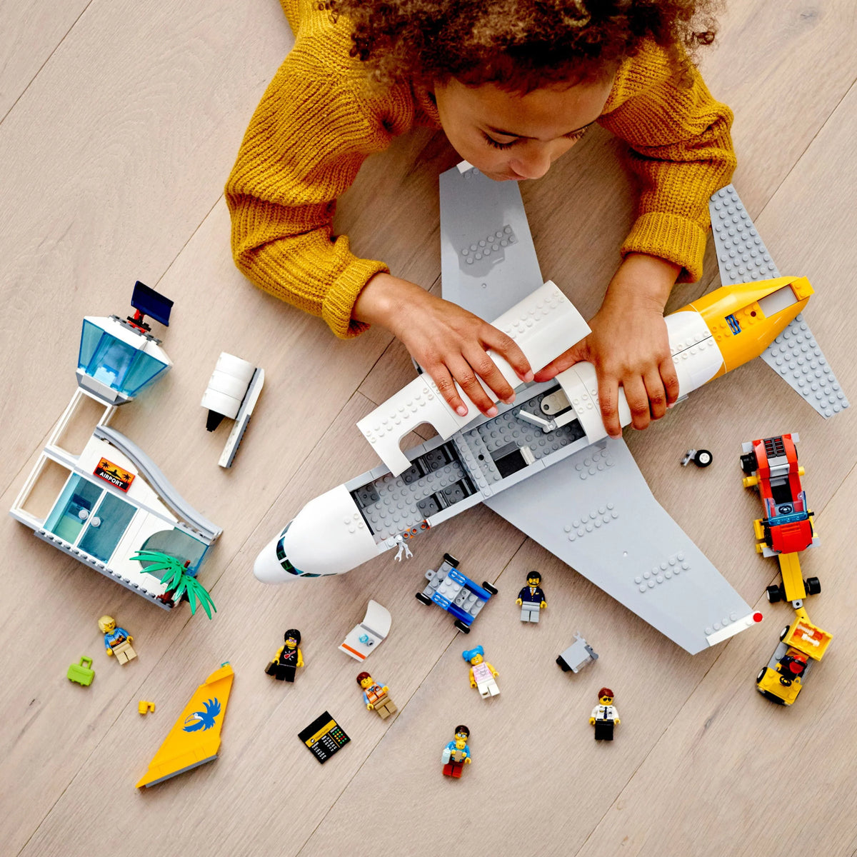 Passenger Airplane Building Toy (669 Pieces) C665852